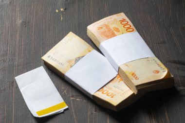 Banknotlar masanın üzerine Arjantin notaları.