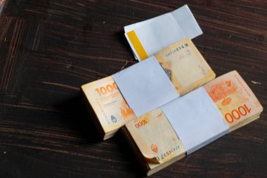 Banknotlar masanın üzerine Arjantin notaları.