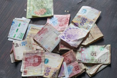 Banknotlar masanın üzerine Arjantin notaları.