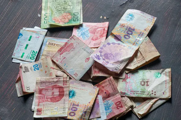 Banknotlar masanın üzerine Arjantin notaları.