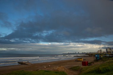 Gün batımında deniz manzarası Kumsal ve fırtınalı gökyüzü
