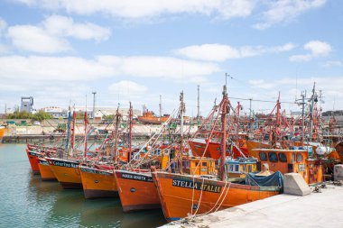 Limanda balıkçı tekneleri Deniz ve mavi gökyüzünde