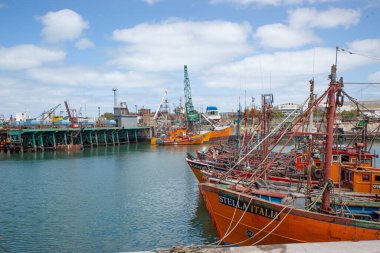 Limanda balıkçı tekneleri Deniz ve mavi gökyüzünde