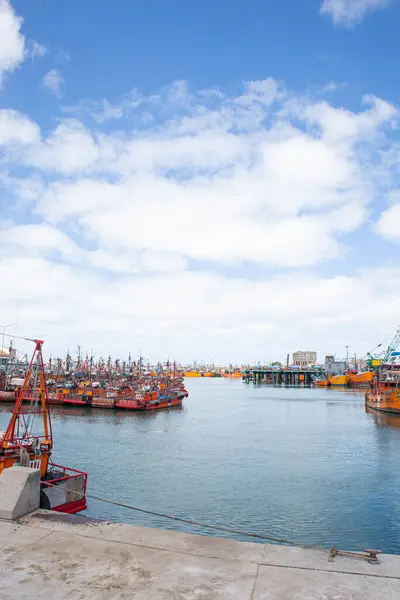 Limanda balıkçı tekneleri Deniz ve mavi gökyüzünde