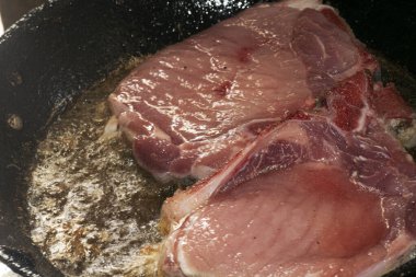 Tavada kızarmış domuz pirzolası.