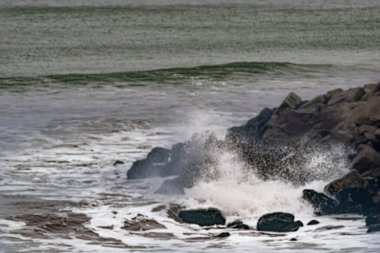 Deniz kıyısı ve dalgalar