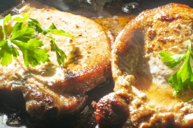 Tavada domuz pirzolası