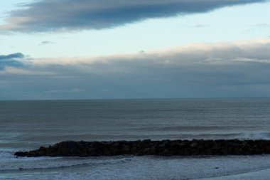 Alacakaranlık Denizi 'nde ve gökyüzünde kıyıya