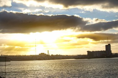 Şehir limanında günbatımı