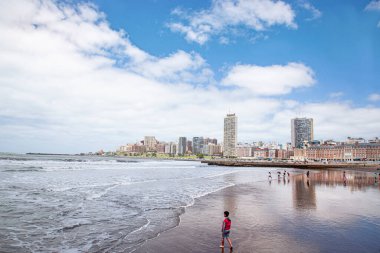 Mar del Plata şehir manzarası Kumsal ve mavi gökyüzü