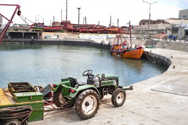 Limana yanaşmış balıkçı tekneleri.