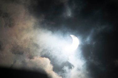 Arjantin 'de güneş tutulması bulutlarla kaplandı.