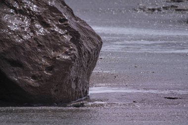 Doku Sahilde bir kaya ve gelgit akıntısı