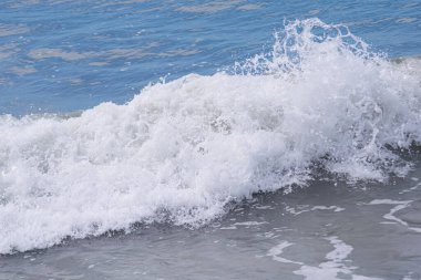 Deniz kıyısında dalgalar kopuyor