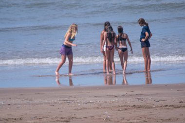 Sahildeki kızlar, sahildeki kızlar.