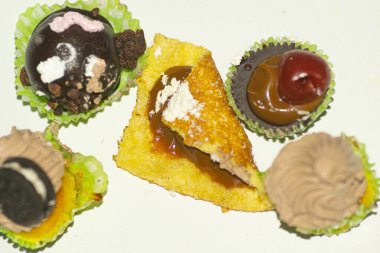 Çikolatalı ve kremalı tatlı pasta.