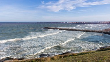 Deniz manzaralı plajlar ve mavi gökyüzü 