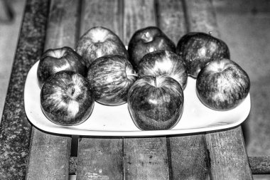 Beyaz tabakta bir grup elma.