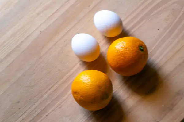 Yumurta ve limon meyveleri masada.