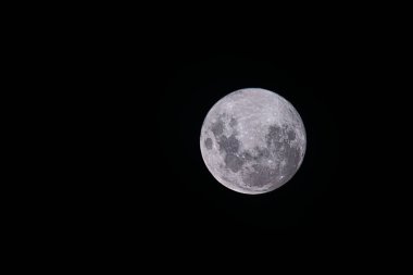Gökyüzündeki ay, gece.
