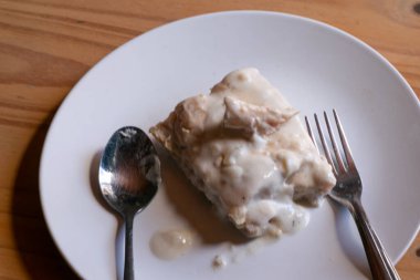 Tabakta pişmiş balık.