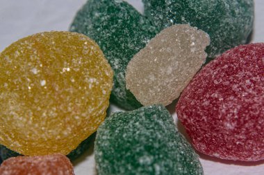 Beyaz bir arka planda tatlılar