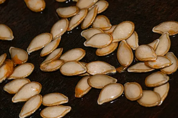 ahşap bir masa üzerinde kabak çekirdeği