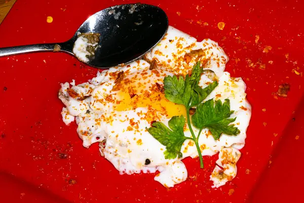 Kırmızı tepside kızarmış yumurta.