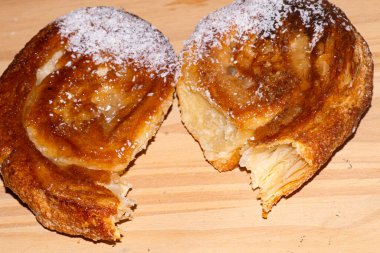 İkiye börek, masanın üstünde.