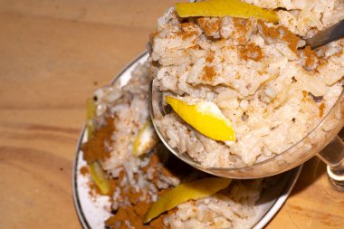 Limon kabuklu sütlaç, masanın üstünde.