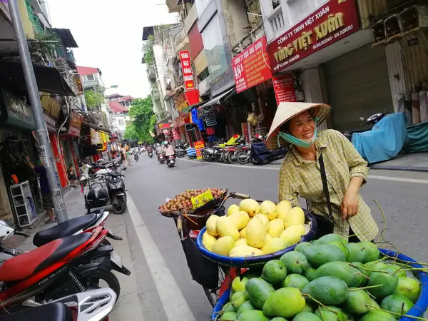 Hanoi Wietnam Maja 2023 Lokalny Sprzedawca Ulic Centrum Hanoi Wietnam Zdjęcia Stockowe bez tantiem