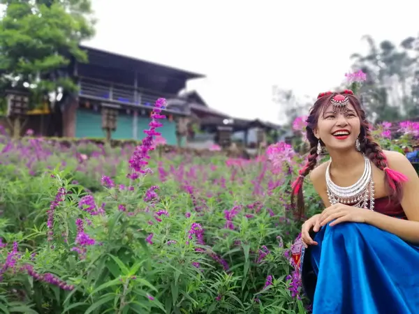 Sapa Βιετνάμ Μαΐου 2023 Βιετναμέζικο Κορίτσι Παραδοσιακό Φόρεμα Στο Cat Εικόνα Αρχείου