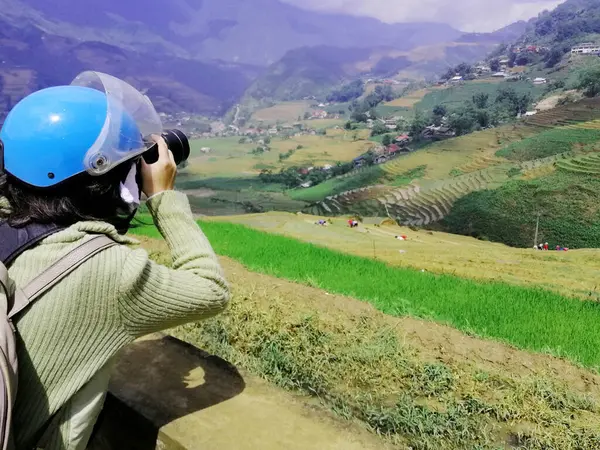 Молодой Азиатский Турист Вьетнаме Видя Фотографируя Красивые Рисовые Поля Высоты Стоковое Фото