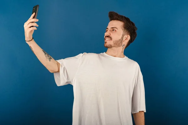 Caucasian Man Wearing White Tee Posing Isolated Blue Background Making — Stock Photo, Image