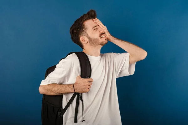 Homem Jovem Caucasiano Vestindo Camiseta Posando Isolado Sobre Fundo Azul — Fotografia de Stock