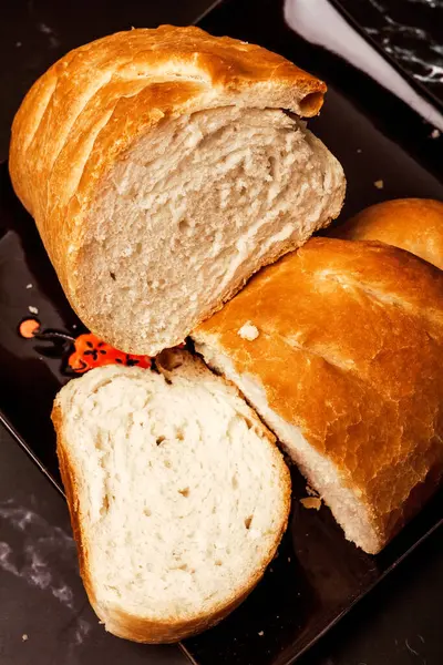 Κομμένο Φρέσκο Σπιτικό Ψωμί Μαύρο Πιάτο Μαύρο Μαρμάρινο Φόντο — Φωτογραφία Αρχείου