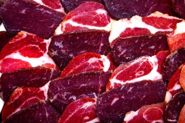 Tabakta dilimlenmiş et, doku.