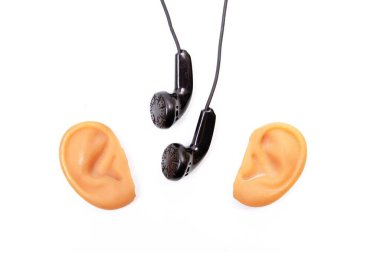 Beyaz arka planda iki bebek kulaklığı ve kulaklık.