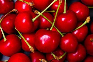 Siyah arkaplanda bir sürü kiraz