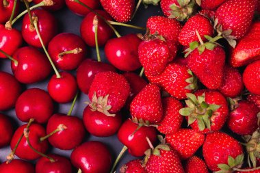 Siyah arka planda çilek ve kiraz