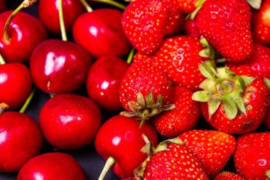 Siyah arka planda çilek ve kiraz