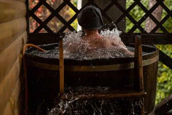 Hamamı ziyaret ettikten sonra bir varil soğuk suya dalmak.