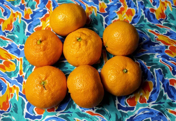 Renkli soyut arkaplanda mandalinalar