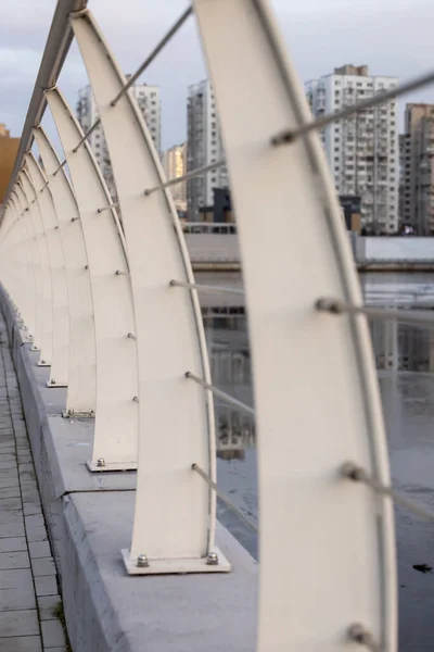 Bir sıra köprü korkuluğu olan şehir manzarası