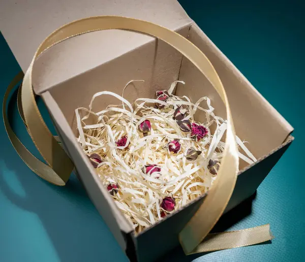 Etrafında kurdele olan hediye kutusu.