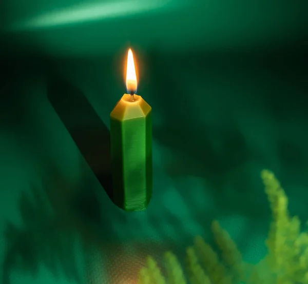 Brennende Kerze Auf Grünem Hintergrund — Stockfoto