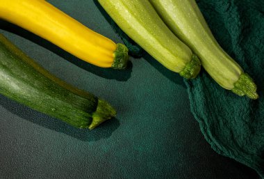 Yeşil arka planda kabaklar