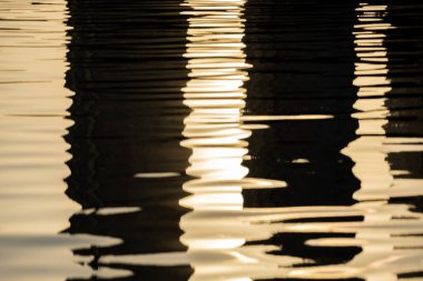 Su dokusunda ışık ve gölge 