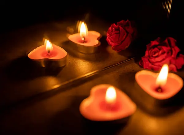 Yanan mumların aynasında yansıma