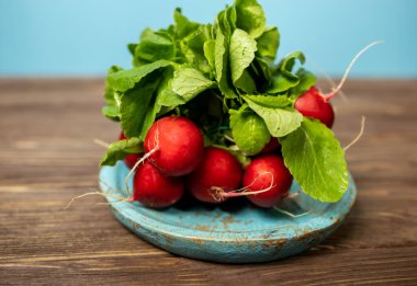 Tahta tabakta bir avuç turp.